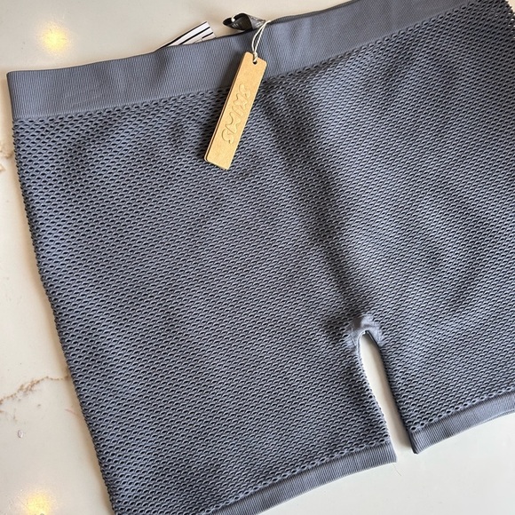 SKIMS perforated gray seamless shorts NWT size 4X - Picture 1 of 7